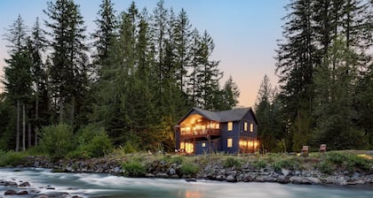 Riverfront Retreat - Sauna, HotTub, Game Rm, Pets