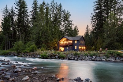 Riverfront Retreat - Sauna, HotTub, Game Rm, Pets