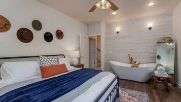 4 habitaciones, escritorio y tabla de planchar con plancha