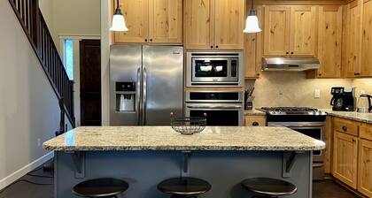 Spacious 5BR Retreat, Hot Tub, Sleeps 12, Pets