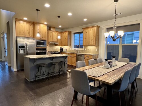 Spacious 5BR Retreat, Hot Tub, Sleeps 12, Pets