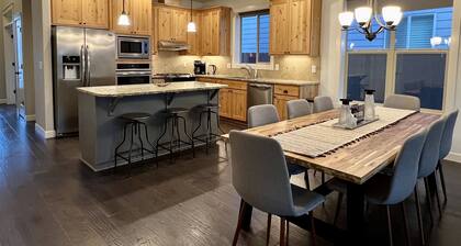 Spacious 5BR Retreat, Hot Tub, Sleeps 12, Pets