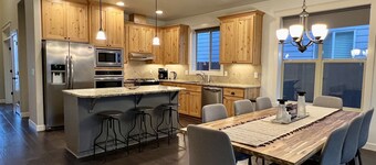 Spacious 5BR Retreat, Hot Tub, Sleeps 12, Pets