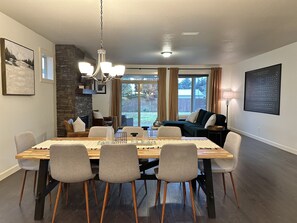 Interior - Spacious 5BR Retreat, Hot Tub, Sleeps 12, Pets (Vancouver)