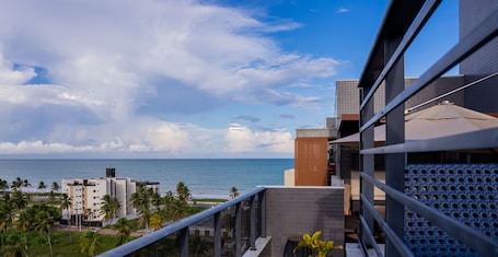 Una piscina al aire libre. Park Del Prado-LikeHome Hospedagens