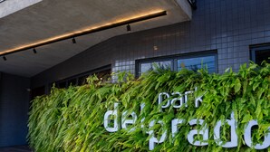 Fachada de edificio con un muro verde y la inscripción 'Dark de Madrid'.