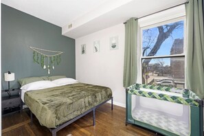 3 Schlafzimmer, Schreibtisch, Bügeleisen/Bügelbrett, Reisekinderbett