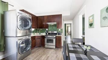 Een koelkast, een magnetron, een oven, een kookplaat