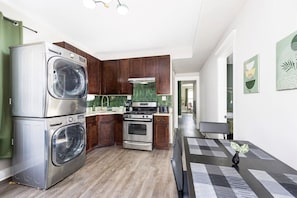 Køleskab, mikrobølgeovn, ovn, kogeplade