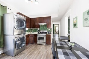 Fridge, microwave, oven, stovetop - Spacious 3 Bedroom Apartment - 10 Minutes to Downtown - Sleeps up to 10 (Chicago)