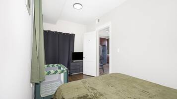 3 habitaciones, escritorio y tabla de planchar con plancha