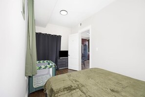 3 makuuhuonetta, työpöytä, silitysrauta/-lauta, vauvan matkasänky