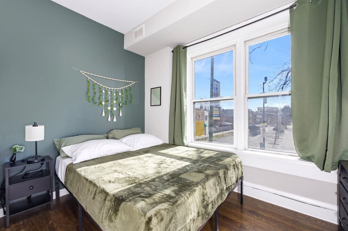 3 bedrooms, desk, iron/ironing board, travel crib