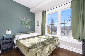 3 chambres, bureau, fer et planche à repasser, lit parapluie