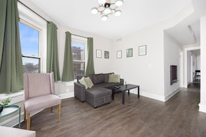 Un salon moderne avec un canapé, un fauteuil et une table basse.