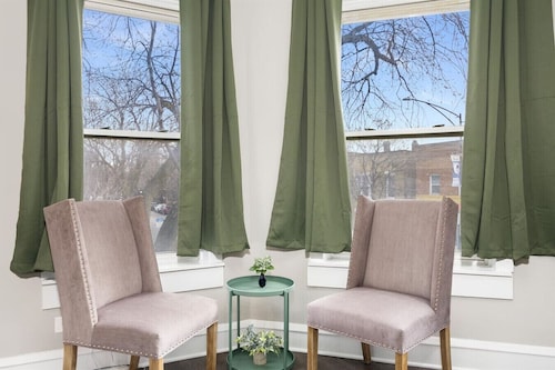 Spacious 3 Bedroom Apartment - 10 Minutes to Downtown - Sleeps up to 10