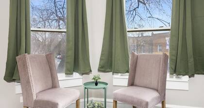 Spacious 3 Bedroom Apartment - 10 Minutes to Downtown - Sleeps up to 10