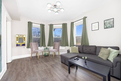 Spacious 3 Bedroom Apartment - 10 Minutes to Downtown - Sleeps up to 10