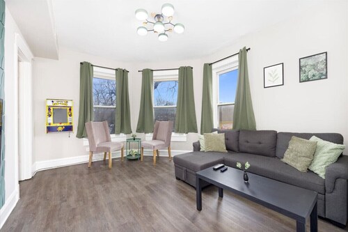 Spacious 3 Bedroom Apartment - 10 Minutes to Downtown - Sleeps up to 10