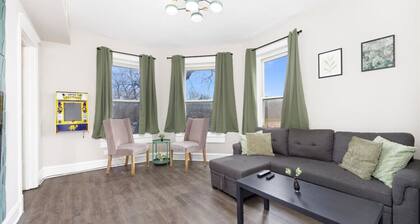 Spacious 3 Bedroom Apartment - 10 Minutes to Downtown - Sleeps up to 10