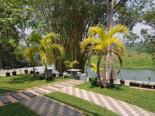 Cozy bungalow fully furnished with 1 bedroom and WiFi, AC in lovely Seeduwa