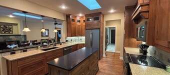 Bentonville Bike Stay Bike In-Out, 5br, Game Room 11 Beds, 4 Kings, game room!