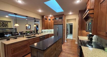 Bentonville Bike Stay Bike In-Out, 5br, Game Room 11 Beds, 4 Kings, game room!
