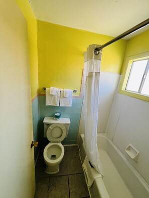 Bañera con ducha, cabezal de ducha con hidromasaje, toallas