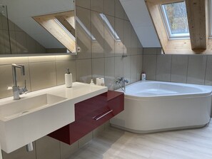 Eco-friendly toiletries, hair dryer, bidet, towels - Appartement Avec Terrasse, au Calme, Juste à Côté de Sentier Randonnée (Tramelan)