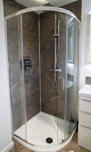 House | Bathroom | Shower, hair dryer, towels - Modern 2 Bedroom Home in Edinburgh, Free Parking (Edinburgh)