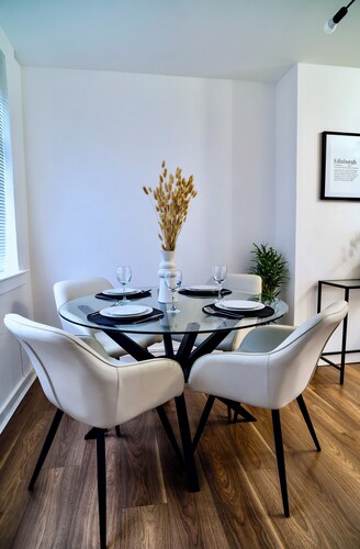 Modern 2 Bedroom Home in Edinburgh, Free Parking
