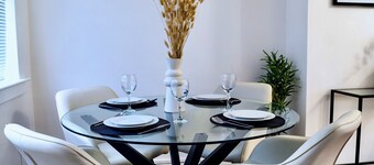 Modern 2 Bedroom Home in Edinburgh, Free Parking