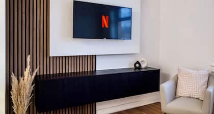 Modern 2 Bedroom Home in Edinburgh, Free Parking