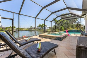 A heated pool - Gulf Access Oasis: Pool, Spa & Premium Amenities (Cape Coral)