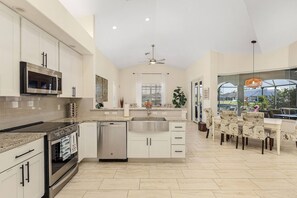 Køleskab, mikrobølgeovn, ovn, kogeplade