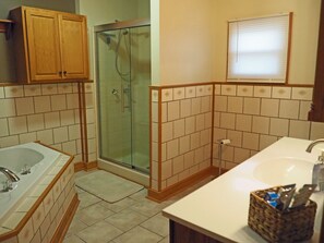 Shower, jetted bath, hair dryer, towels - Family-friendly Home with large backyard and game room (Coshocton)