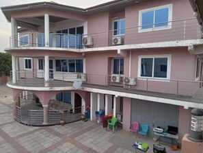 Exterior - Captivating 1-bed Lodge in Accra (Accra)