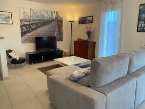 TV, DVD player, books - Superbe Maison Neuve de Plain Pied Proche Mer. Animaux de Compagnie Acceptés! (Telgruc-sur-Mer)