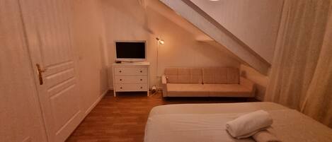 1 chambre, fer et planche Ă repasser, Wi-Fi gratuit, draps fournis