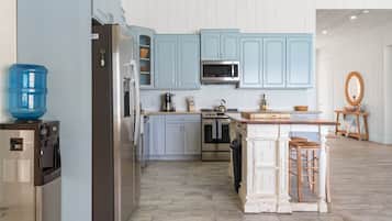 Geladeira, micro-ondas, fogão, cooktop