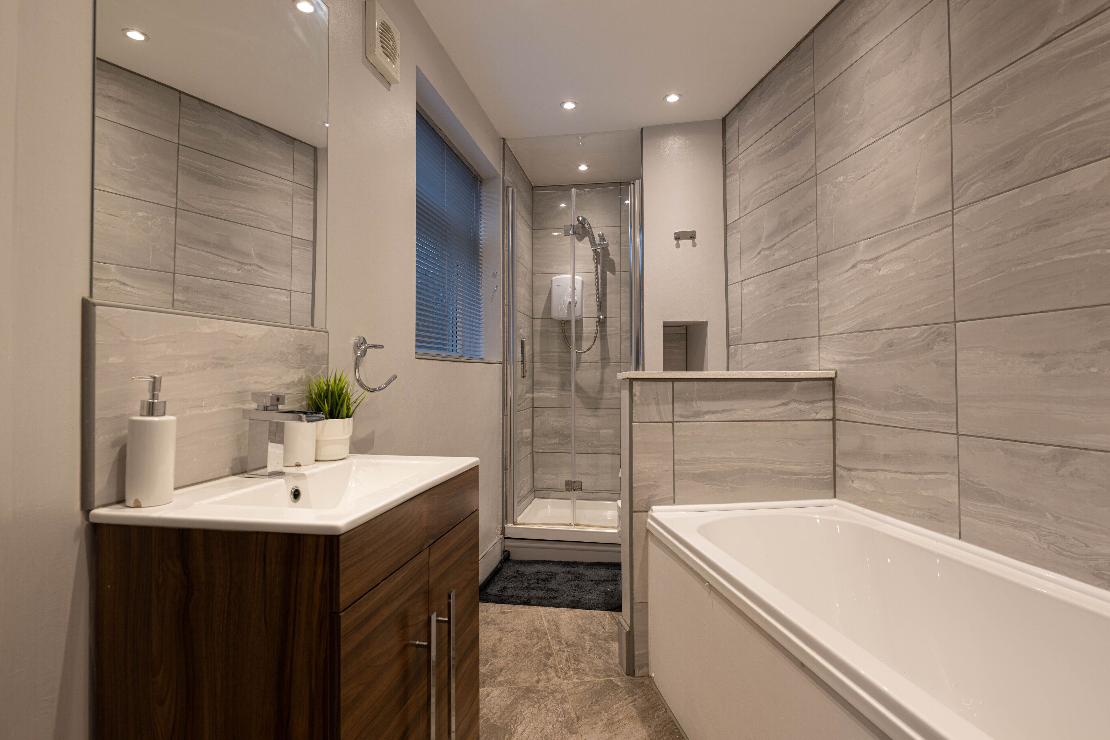 Ferienhaus | Badezimmer | Badewanne und Dusche (separat), Komfortbadewanne, Haartrockner