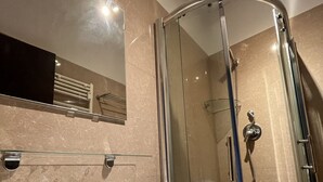 تجهيزات دش، مجففات شعر، مناشف، صابون