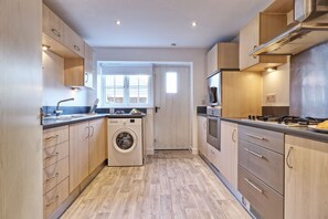 雪櫃、微波爐、焗爐、爐具