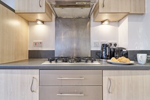 雪櫃、微波爐、焗爐、爐具