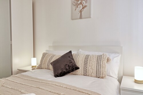 Cosy, peaceful, stylish 2 bedroom flat which a home away from home.