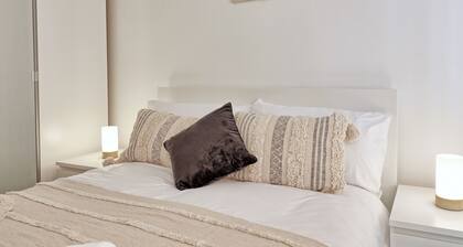 Cosy, peaceful, stylish 2 bedroom flat which a home away from home.