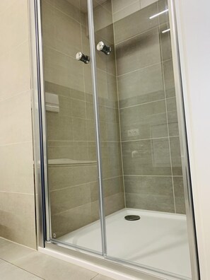 Studio | Bathroom | Shower, hair dryer, towels