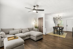 Townhouse | Oppholdsområde | En 70-tommers smart-TV med digitale kanaler samt smarthøyttalere
