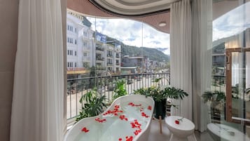 1 bedroom, individually decorated, individually furnished, desk