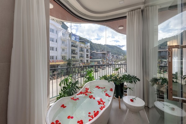 Executive Double Room | 1 bedroom, individually decorated, individually furnished, desk